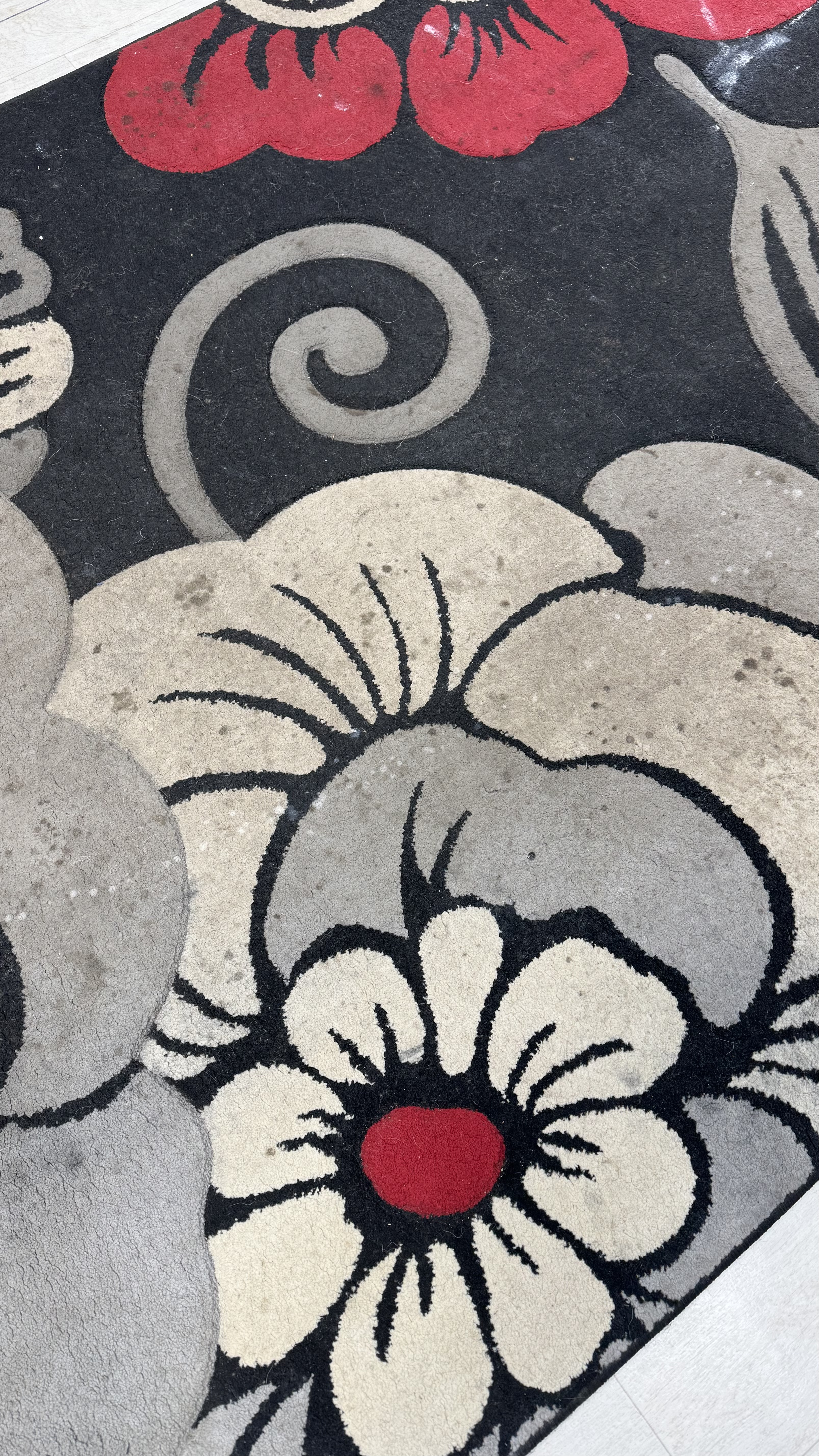 Красно-черный ковер - до